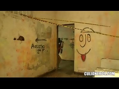 Sexy latina con gran culo y tetas jugar paintball