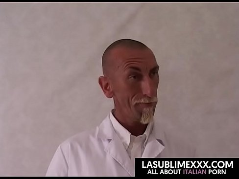Dottor Bianchi fa raggiungere l’orgasmo alla sua paziente per la prima volta